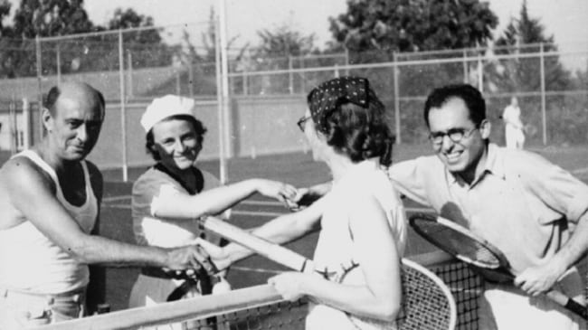 Schonberg gioca a tennis