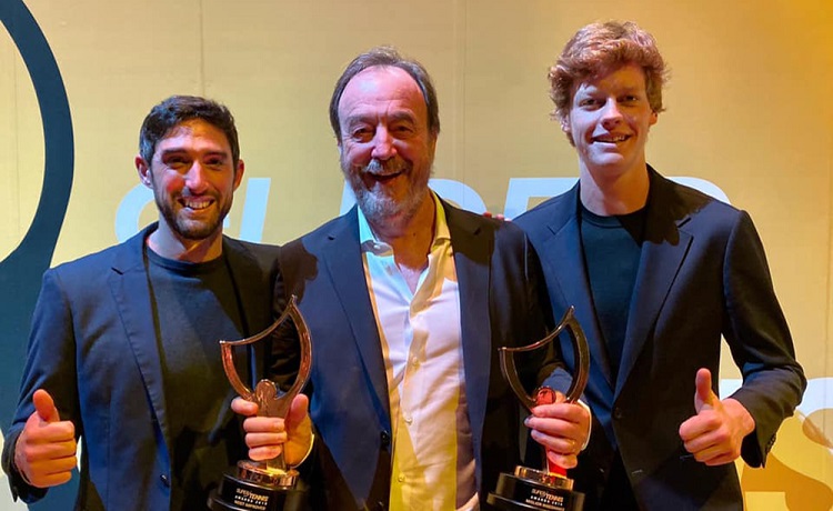 Andrea Volpini (sinistra) e Jannik Sinner, nella foto con coach Riccardo Piatti, premiati dalla Federtennis ai Supertennis Awards, come miglior insegnante e giocatore migliorato di più nel 2019