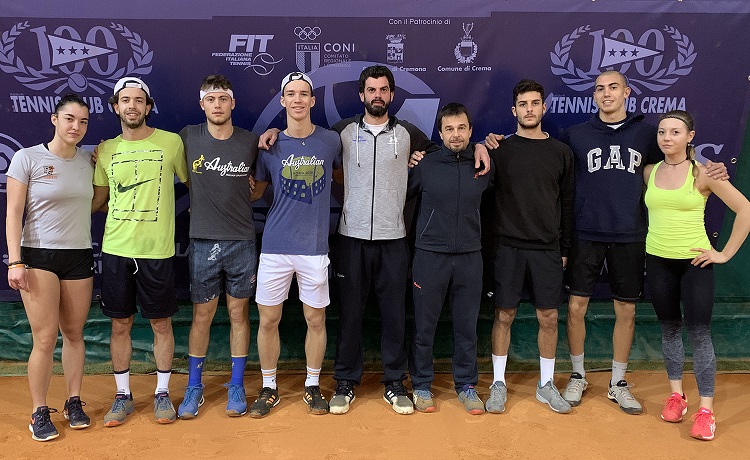 I ragazzi del settore full time del Tennis Club Crema con i due tecnici Giuseppe Menga e Massimo Ocera
