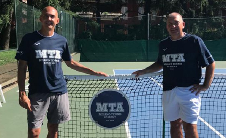 Piercarlo Guglielmi e Ugo Pigato posano con le nuove t-shirt griffate Mizuno e MTA