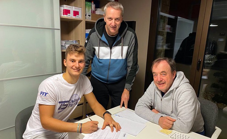 Daniel Botti con Riccardo Piatti e Luigi Bertino mentre firma per la Kennesaw State University