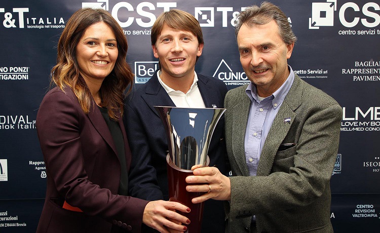 Gli organizzatori del Memorial Carlo Agazzi posano col trofeo. Da sinistra: Margherita Mussio, Andrea Agazzi e Paolo Fedele (foto Felice Calabrò)