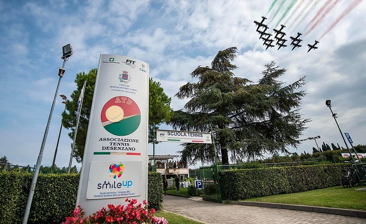 Un suggestivo scatto dell'ingresso dell'Associazione Tennis Desenzano, fotografato in occasione del passaggio in città delle Frecce Tricolori