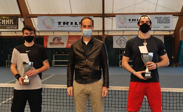 Da sinistra: il finalista Tommaso Vola, Andrea Martini, Managing Director di Trilux Italia, e il vincitore Davide Baccalà (foto Maurizio Proietti)