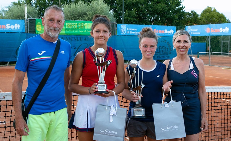 Elisa Visentin (destra) e Rubina De Ponti con gli organizzatori del Trofeo Sirmione - La perla del Lago di Garda, Camillo Lombardini e Michela Gavazzi (foto Antonello Perin)