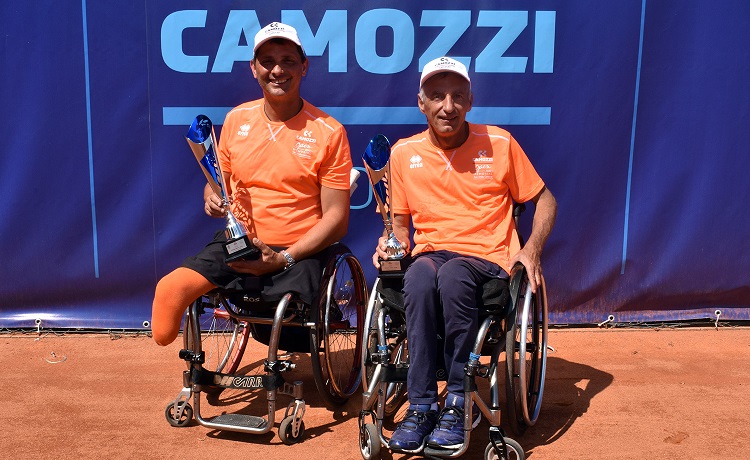 La premiazione del singolare maschile Quad dell'8° Camozzi Open - Memorial Cav. Attilio Camozzi, vinto da Alberto Saja (sinistra) in finale su Ivano Boriva (foto Antonio Di Leo)