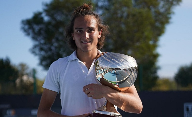 Mattia Bellucci, classe 2001, con il trofeo del Saint-Tropez Open.
