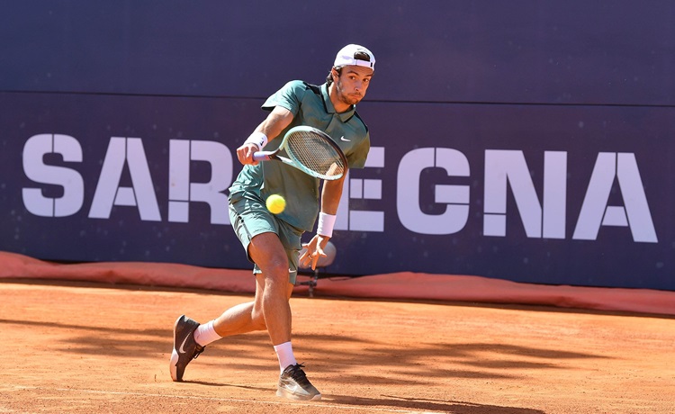 Lorenzo Musetti porta l’Italia in finale al Sardegna Open. Sfiderà Mariano Navone per il titolo