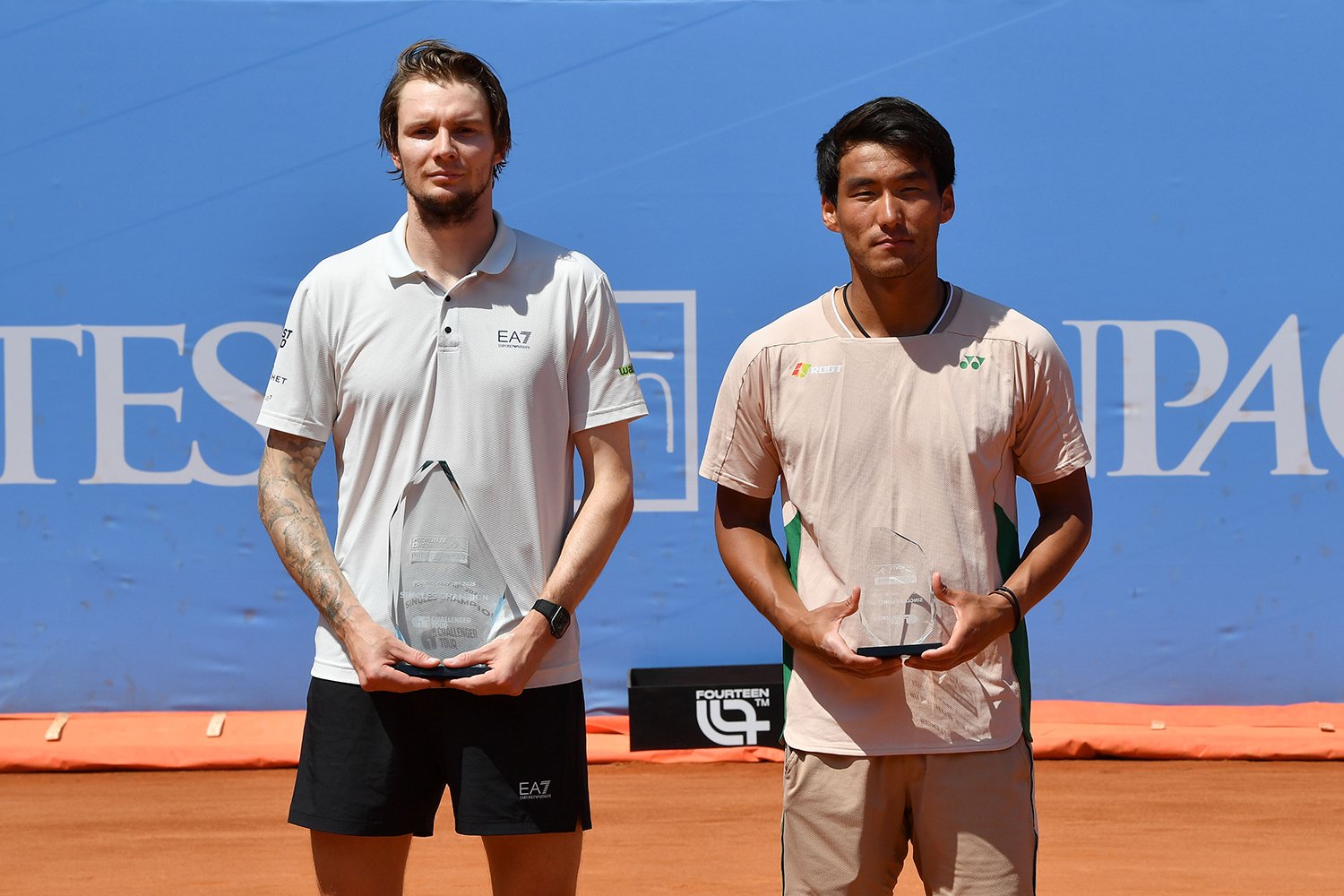 La premiazione della terza edizione del Piemonte Open Intesa Sanpaolo. Da sinistra: il vincitore Alexander Bublik e il finalista Yunchaokete Bu (foto FITP)
