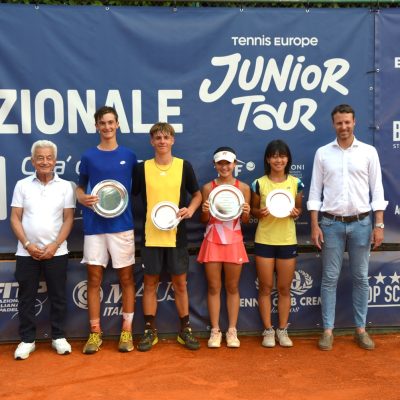 La premiazione dei vincitori. Da sinistra, il presidente del Tc Crema Stefano Agostino, Cesare Cattaneo, Giorgio Ghia, Ayaka Iwasa, Shina Okuyama e il sindaco di Crema Fabio Bergamaschi