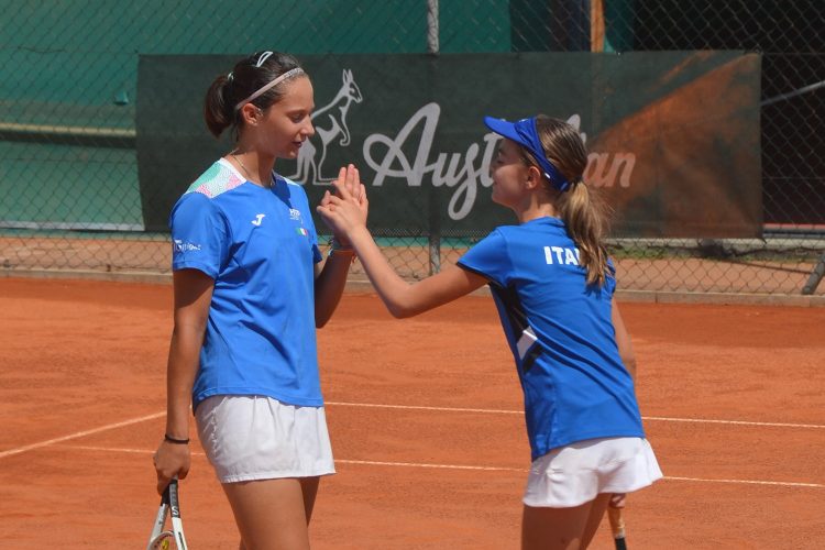 Il "cinque" fra Rebecca Carla Francia e Carlotta Arginelli (foto Omar Baldussi)