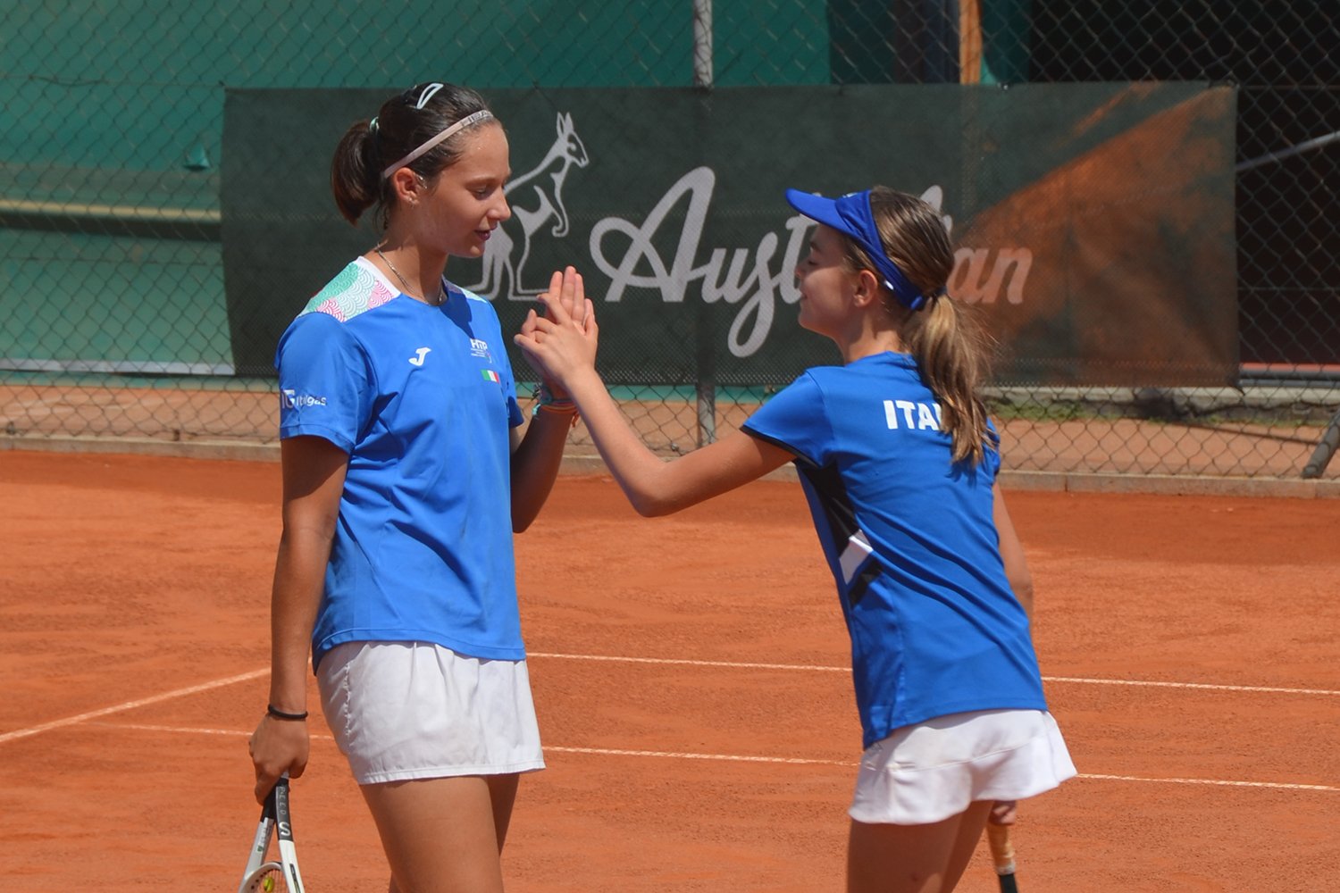 Il "cinque" fra Rebecca Carla Francia e Carlotta Arginelli (foto Omar Baldussi)