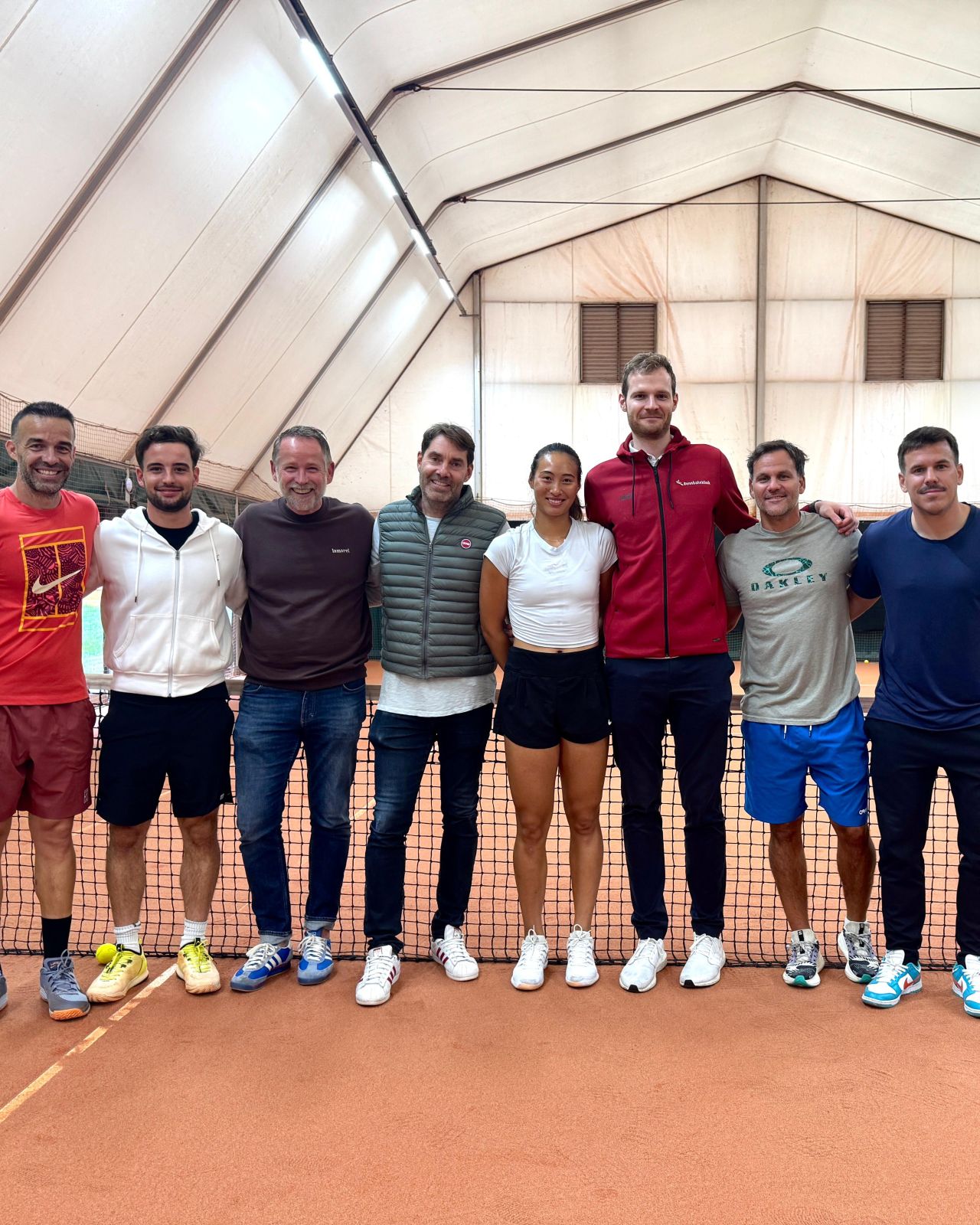 Qinwen Zheng con il proprio team e l'équipe della Rennbahnklinik