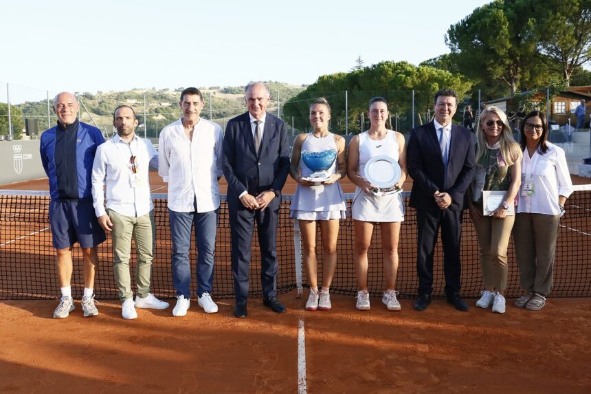 La premiazione del singolare della prima edizione del Lexus Tolentino Open, vinta dall'ucraina Oleksandra Oliynykova (foto Ludovico Cecoli)