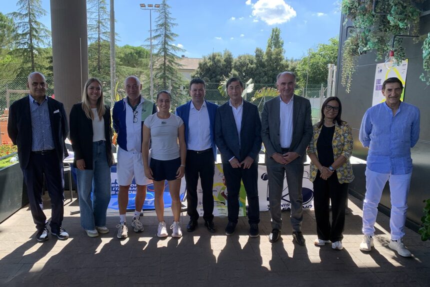I relatori della conferenza stampa di presentazione del Lexus Tolentino Open. Da sinistra: Roberto Lombardelli (vice presidente ASSM), Anastasia Konoplyova (Lexus Gruppo Di.Ba.), Marco Sposetti (presidente Tennis Tolentino), Elisabetta Cocciaretto (tennista n.3 d'Italia), Mauro Sclavi (sindaco Comune di Tolentino), Renzo Marinelli (consigliere Regione Marche), Fabio Luna (presidente CONI Marche), Alessia Pupo (vice sindaco e assessore allo sport Comune di Tolentino), Andrea Bolognesi (presidente FITP Marche)