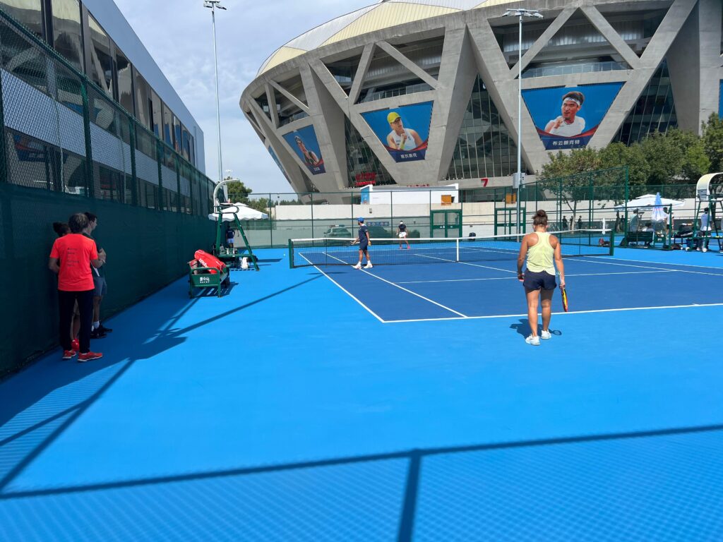 Danilo Pizzorno e Federico Gaio in campo con Jasmine Paolini a Pechino - Foto Spazio Tennis