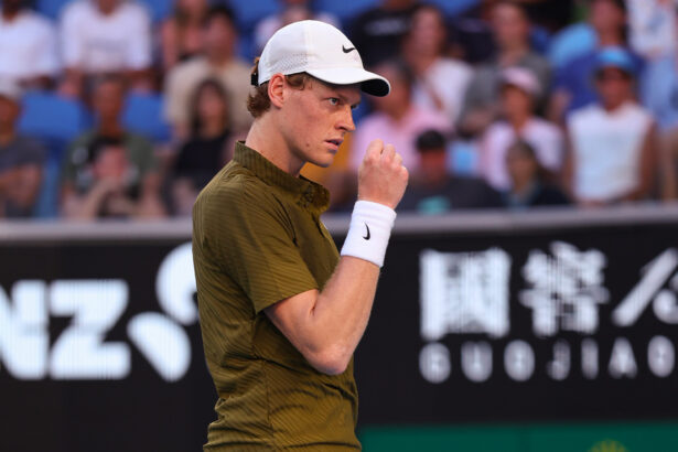 Jannik Sinner esulta al quarto turno dell'Australian Open 2026