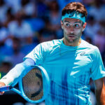 Lorenzo Musetti colpisce con il rovescio all'Australian Open 2026