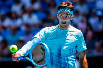 Lorenzo Musetti colpisce con il rovescio all'Australian Open 2026