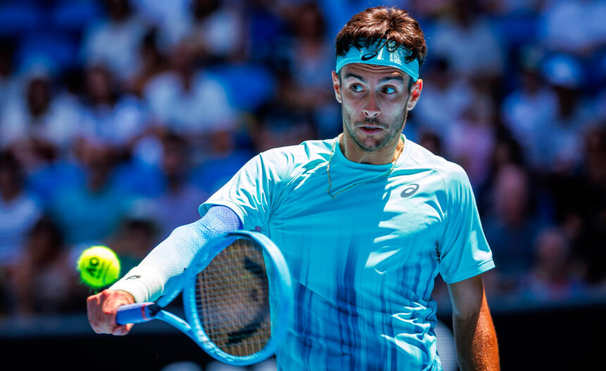 Lorenzo Musetti colpisce con il rovescio all'Australian Open 2026