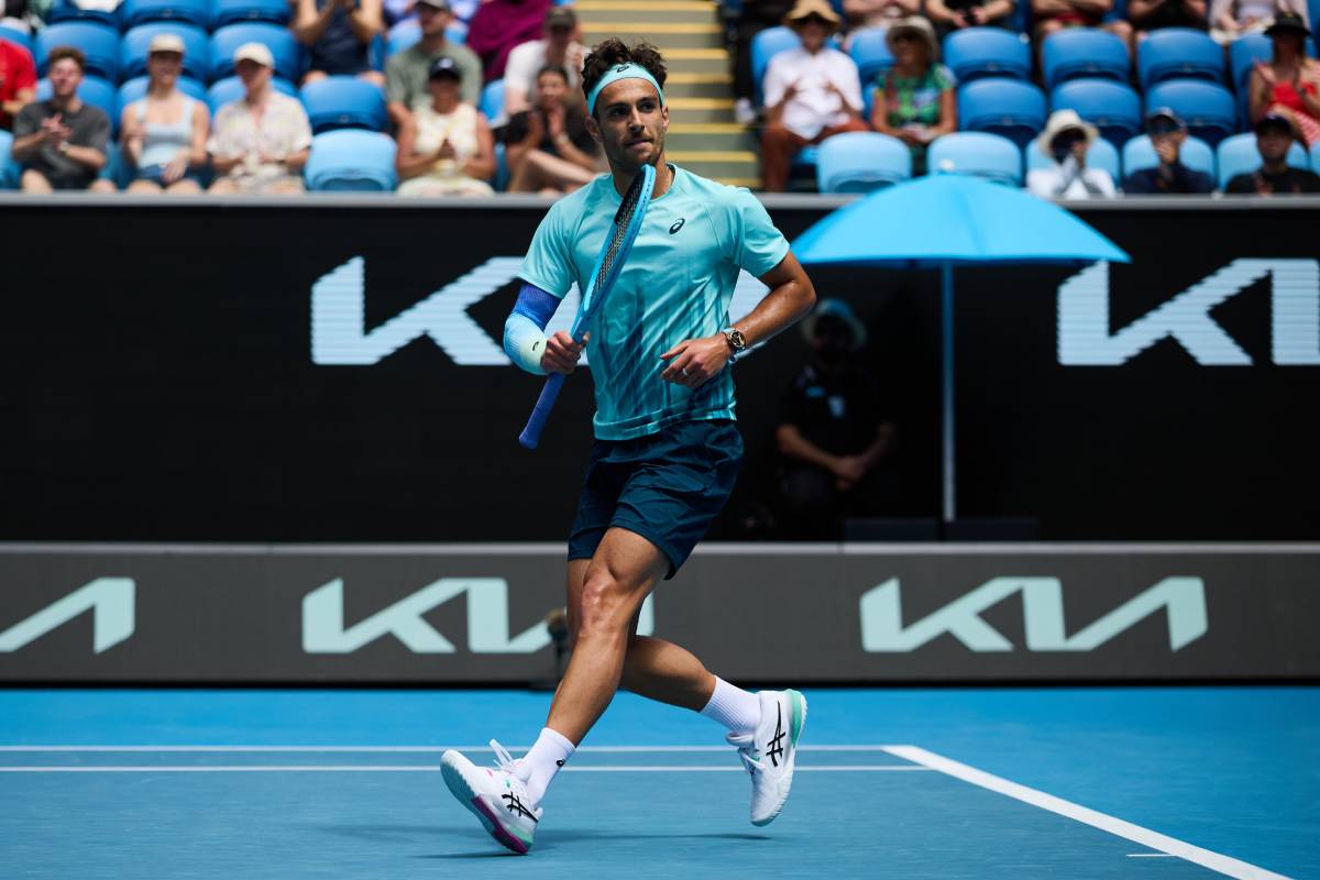 Lorenzo Musetti esulta all'Australian Open 2026