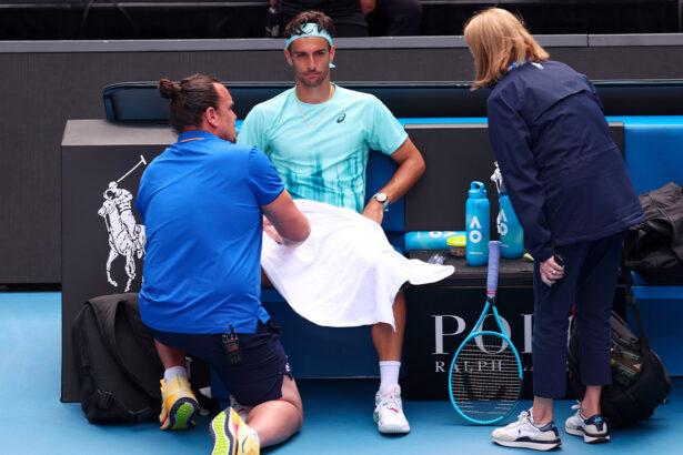 Lorenzo Musetti medicato all'Australian Open 2026