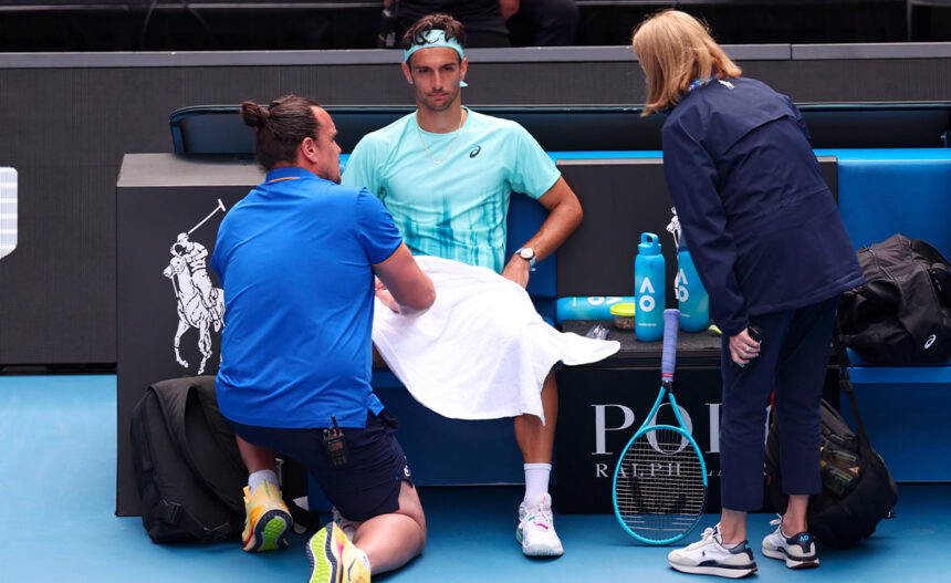 Lorenzo Musetti medicato all'Australian Open 2026