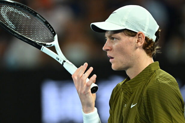 Jannik Sinner durante la semifinale di Melbourne contro Djokovic