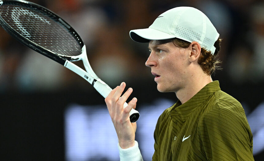 Jannik Sinner durante la semifinale di Melbourne contro Djokovic