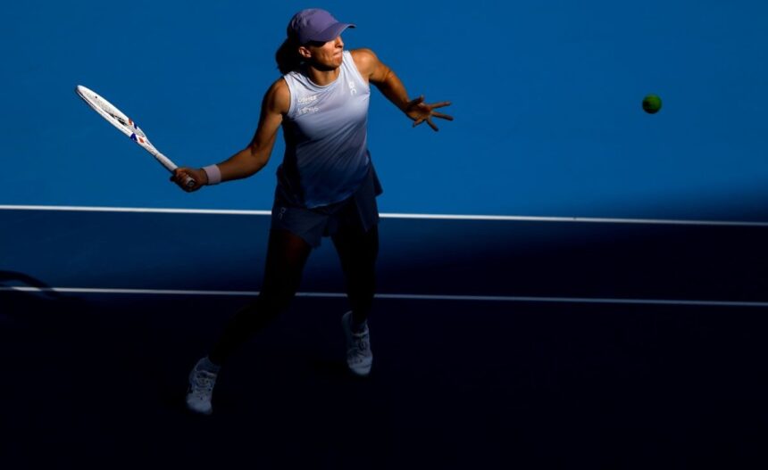 Iga Swiatek colpisce di dritto al Masters 1000 di Shanghai 2025