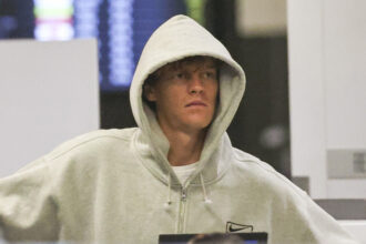 Jannik Sinner in aeroporto a Melbourne