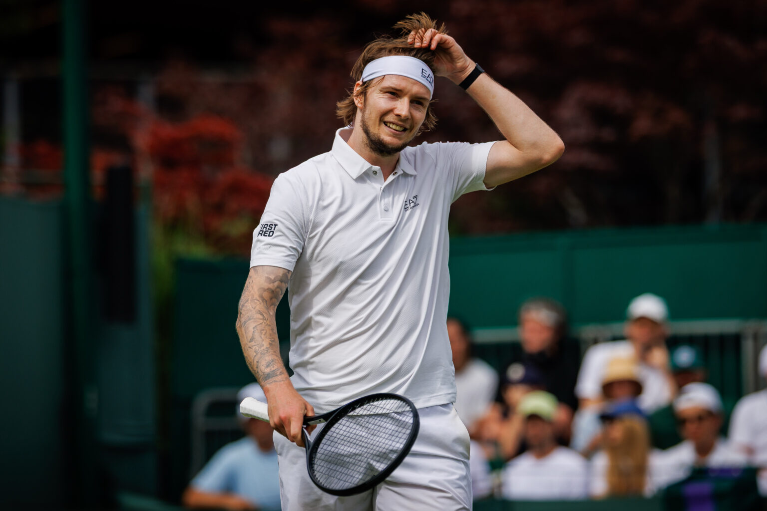 Alexander Bublik in azione a Wimbledon 2025