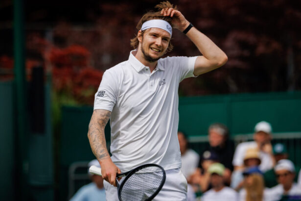 Alexander Bublik in azione a Wimbledon 2025
