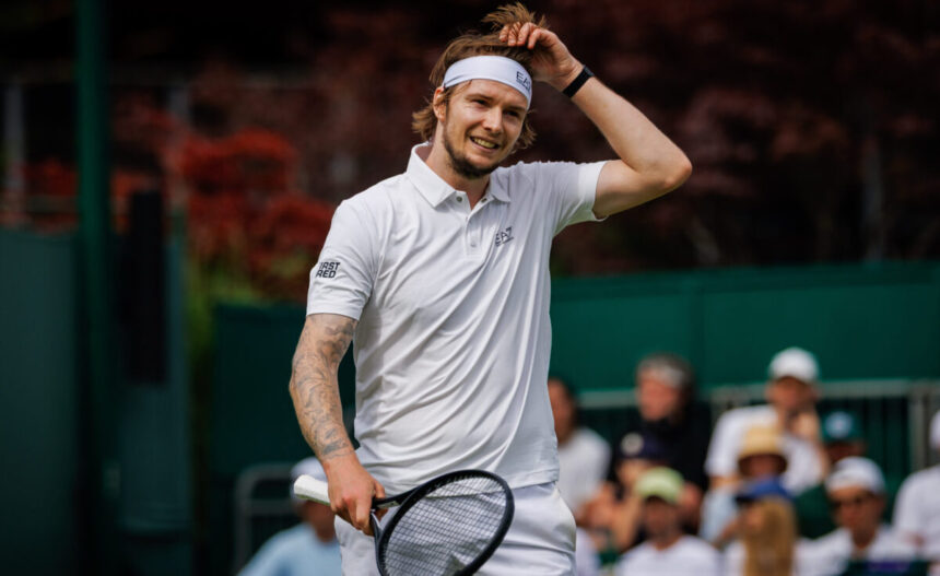 Alexander Bublik in azione a Wimbledon 2025
