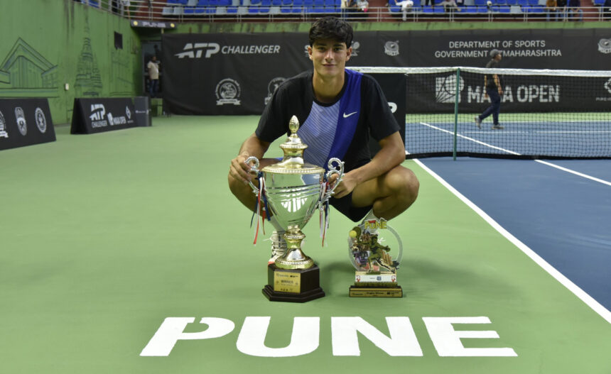 Federico Cinà con il trofeo del Challenger di Pune