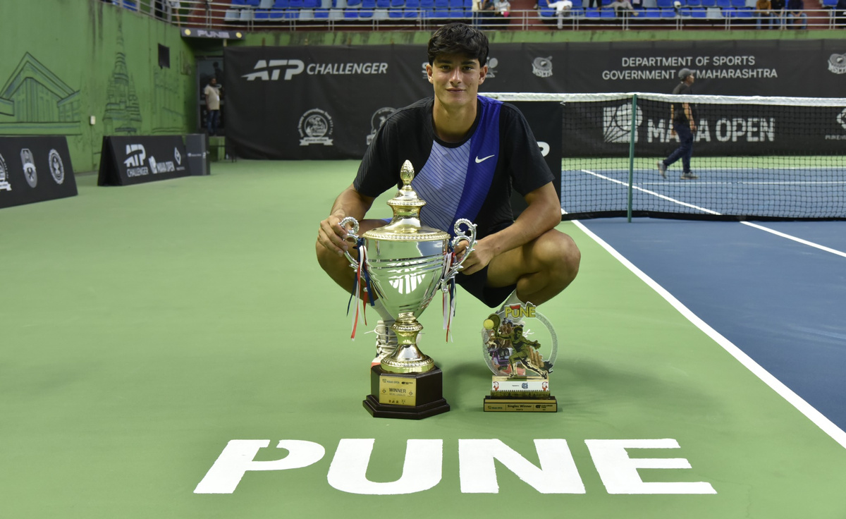 Federico Cinà con il trofeo del Challenger di Pune
