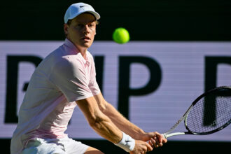 Jannik Sinner in azione a Indian Wells 2026