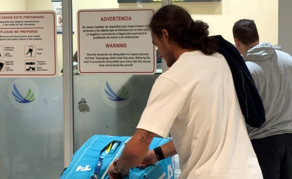 Mattia Bellucci in aeroporto