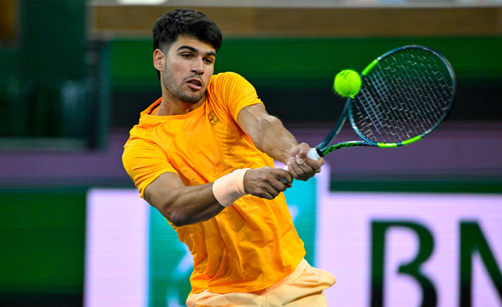 Carlos Alcaraz colpisce di rovescio a Indian Wells nel 2026
