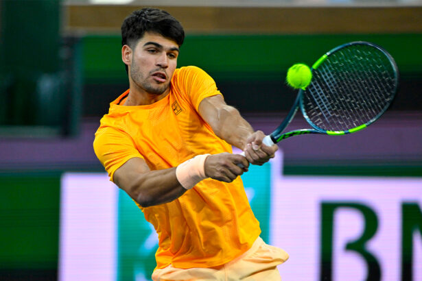 Carlos Alcaraz colpisce di rovescio a Indian Wells nel 2026