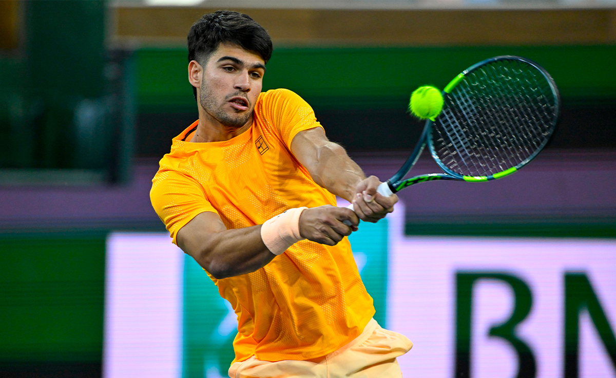 Carlos Alcaraz colpisce di rovescio a Indian Wells nel 2026