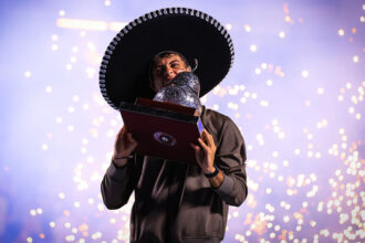 Flavio Cobolli con il trofeo dell'ATP 500 di Acapulco