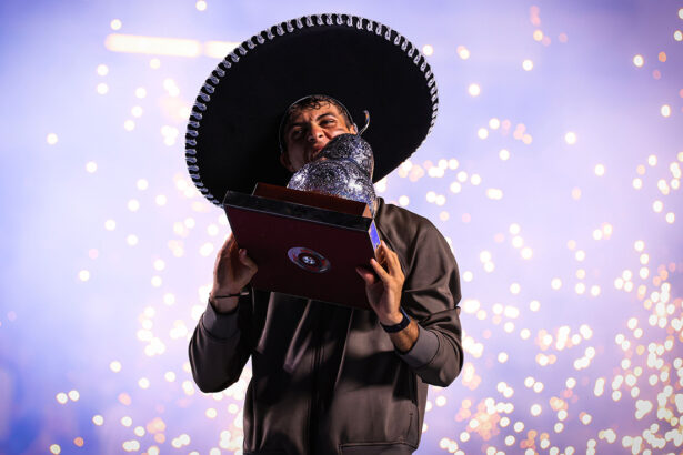 Flavio Cobolli con il trofeo dell'ATP 500 di Acapulco