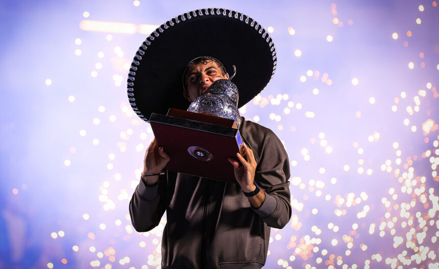 Flavio Cobolli con il trofeo dell'ATP 500 di Acapulco