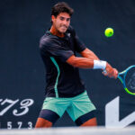 Adolfo Daniel Vallejo colpisce un rovescio all'Australian Open 2026