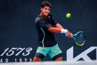 Adolfo Daniel Vallejo colpisce un rovescio all'Australian Open 2026