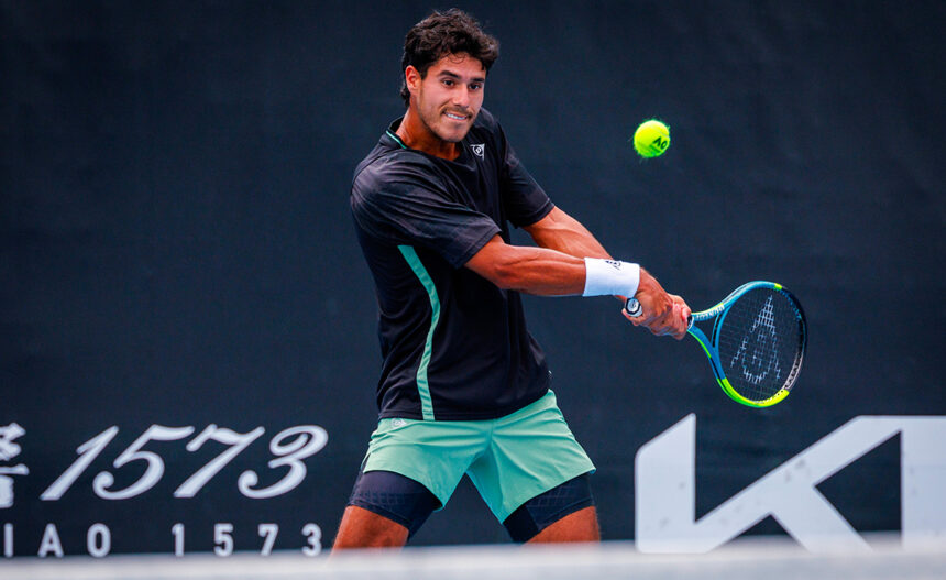 Adolfo Daniel Vallejo colpisce un rovescio all'Australian Open 2026