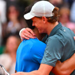 Carlos Alcaraz e Jannik Sinner al termine della finale di Monte-carlo 2026