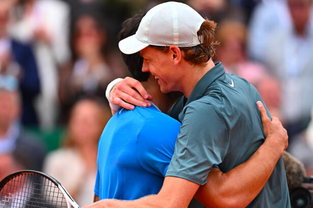 Carlos Alcaraz e Jannik Sinner al termine della finale di Monte-carlo 2026