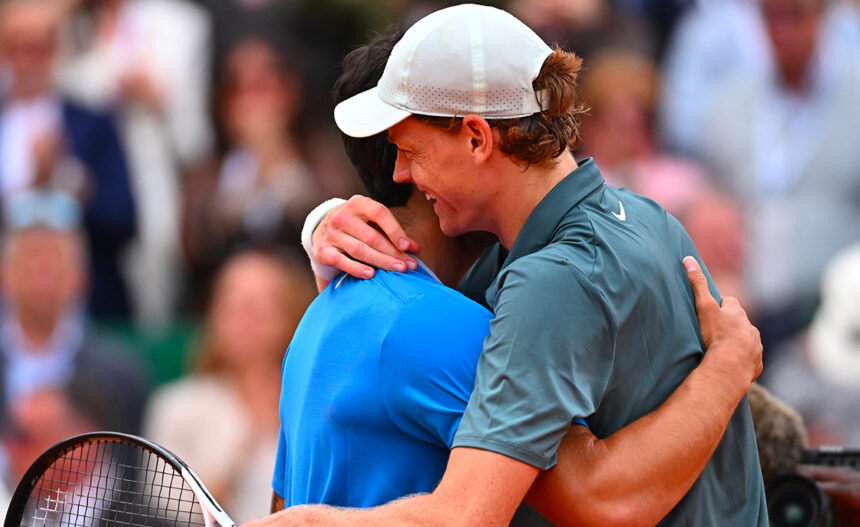 Carlos Alcaraz e Jannik Sinner al termine della finale di Monte-carlo 2026